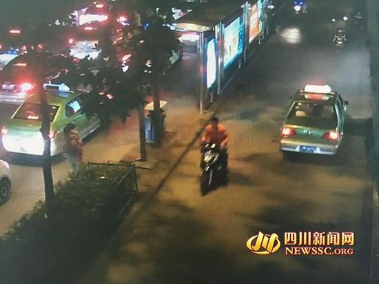 抢夺得手后,嫌疑人逃离