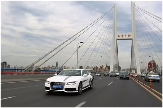 上海南浦大桥上的奥迪A7自动驾驶车型