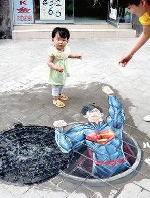 鄭州街頭井蓋中竄出超人 小孩爭相合影