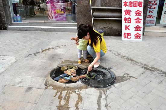 鄭州街頭井蓋中竄出超人 小孩爭相合影