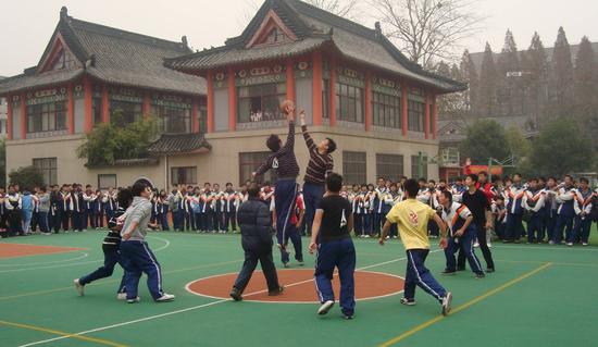 图为学生课余活动场景