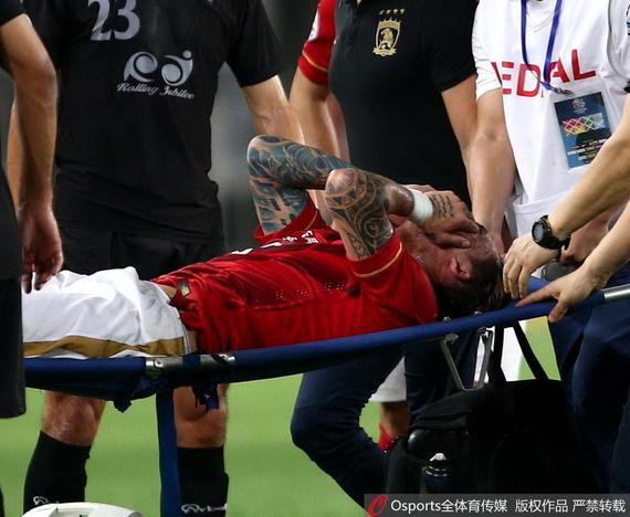 张琳芃被担架抬下