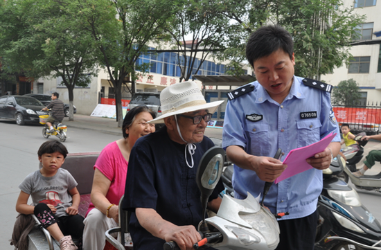正阳民警走上街头开展夏季消防安全宣传