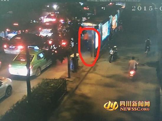 嫌疑人站在街边寻找下手目标