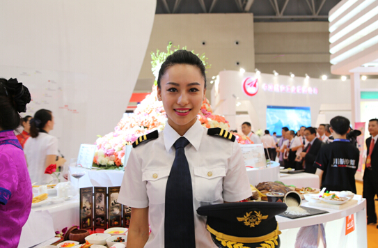 渝洽会现场颜值高 川航帅哥美女带你冲上云霄