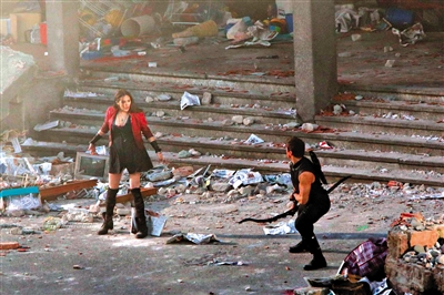 《复联2》片场，伊丽莎白·奥尔森对空气表演。