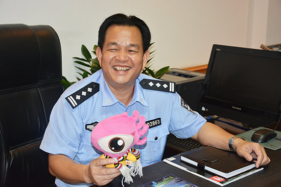 法治公安2015警察故事。图为邱树华接受新浪广西采访