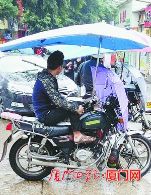 前埔附近，黑摩的堵路候客。（本报记者 吴俊鸿 摄）