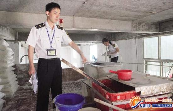 面条作坊卫生不达标。