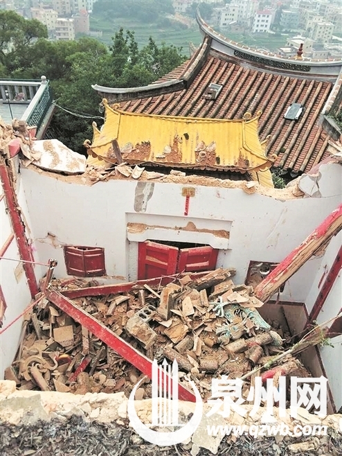  观音殿整片屋顶坍塌