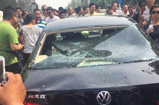 郑州出租车撞人_郑州出租车收入(2)