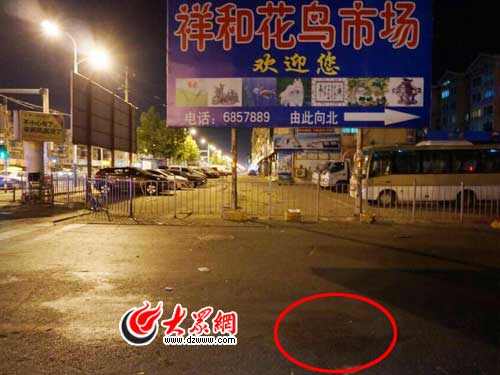 雖然夜色已深，但沈成磊犧牲的地方，地面上的血跡仍然十分刺目。