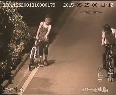 小伙和同伴偷车被警方监控探头拍到。焦哲 摄