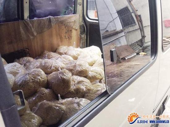 面包车满载包装好的碱面。