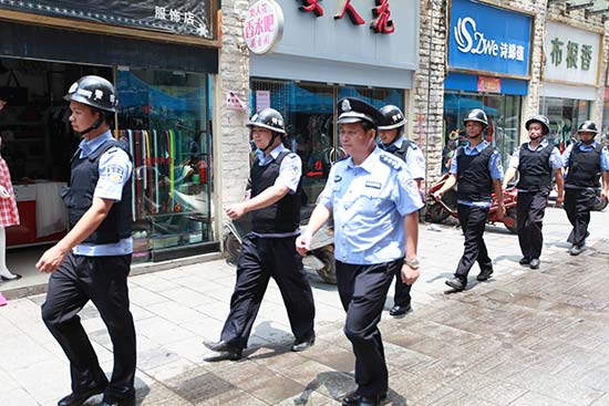 法治公安2015警察故事。图为工作中的邱树华