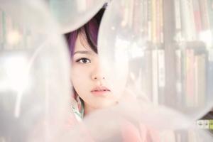 刘思涵赴凉山探望儿童 热心公益献爱心