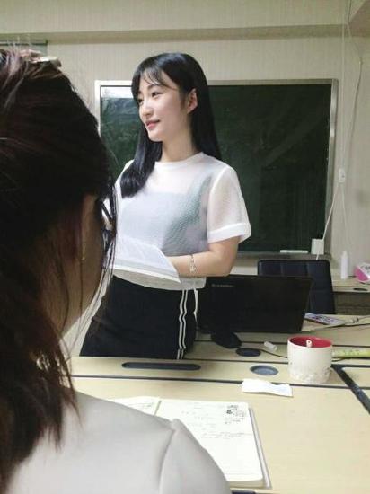 四川美女老师走红 清纯甜美课堂爆满