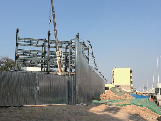 違法建設施工現場，旁邊拆除老建筑的泥土還未運完