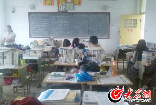 定陶二中部分学生称,班主任对他们说如果不交钱,就没有“发展报告”