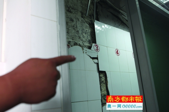 　　2015年5月24日。深圳松岗派出所，靠近地铁工地的一间平房结构严重受损，墙上瓷片和天花已经脱落。南都记者 赵炎雄 摄