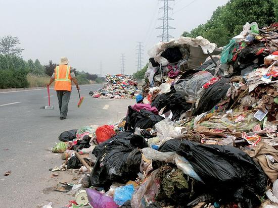20 多噸生活垃圾倒路上