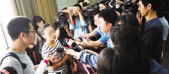 于女士昨天成了媒体关注的焦点。