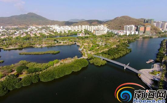 5月25日,俯瞰三亚市白鹭公园,水系景观丰富,绿化植被茂密。