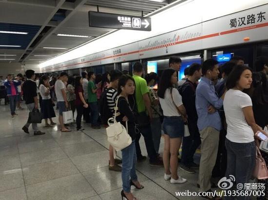 网曝成都地铁二号线今日大面积延误 官方:设备