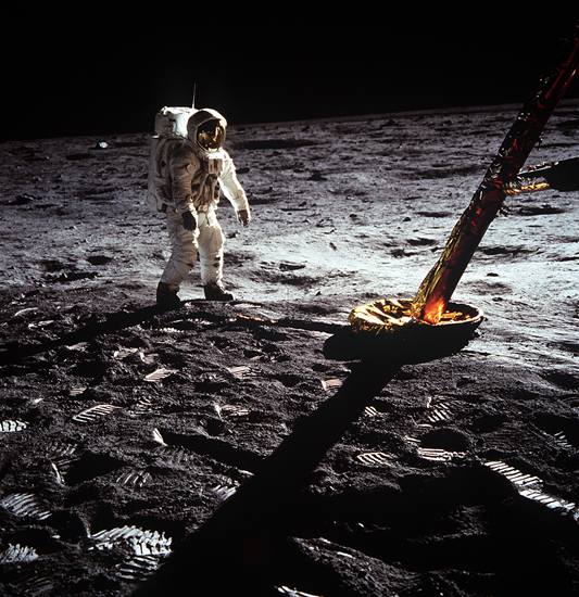 Apollo 11 mission_21 July 1969 - Astronaut walking