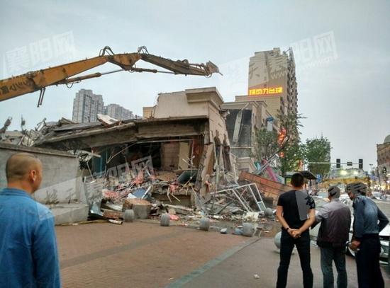 襄阳原邮政大楼突然垮塌