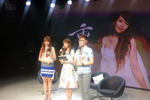 刘品言做客《爱唱全娱乐》 大秀闺蜜情深