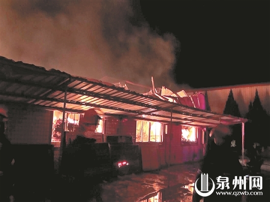 消防队员全力扑火