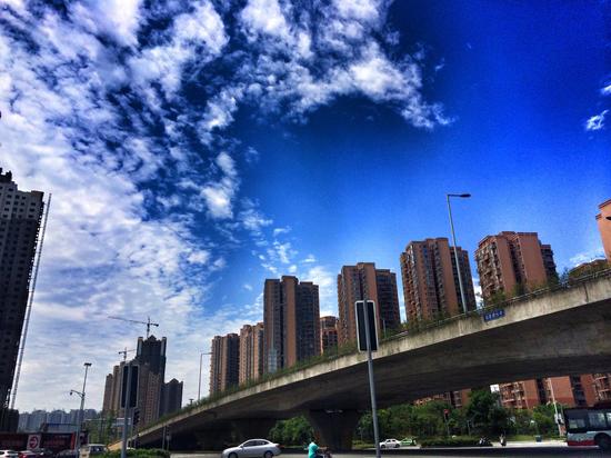 雨后成都开启蓝天模式 蓝得就是任性