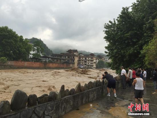 资料图:5月27日,贵州省雷山县因26日夜里暴雨侵袭,造成县城部分街道被洪水淹没。张祥祥 摄 中新社发