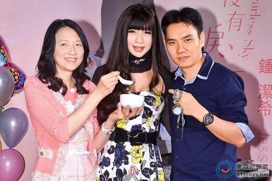 钟洁希（中）和前未婚妻Judy（左）和老公Joshua合照。