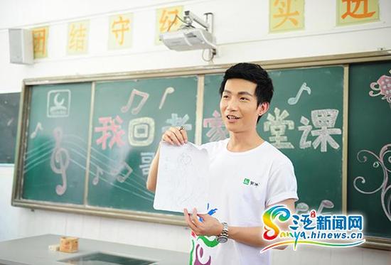 陈楚生回到母校当“老师”。(三亚新闻网记者沙晓峰摄)