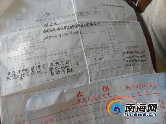 5月29日,来自海口市龙华区的多位农户向南海网记者反映,2014年11月,他们经海口市龙华区农林局申请同意的情况下,以每台5700元的价格,向海南民声农业科技有限公司购买了一批发电机组。按照规定,他们应该得到每台5000元的“农机购置补贴项目的补贴”。(南海网记者 孙令正 摄)