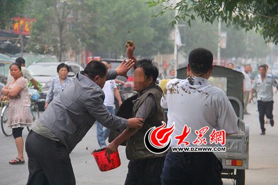 男子向城管執法人員潑灑糞便