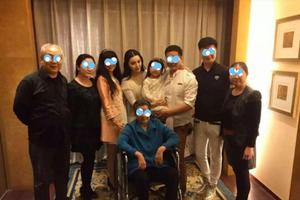 组图：李晨与范冰冰亲友聚会 亲似一家人