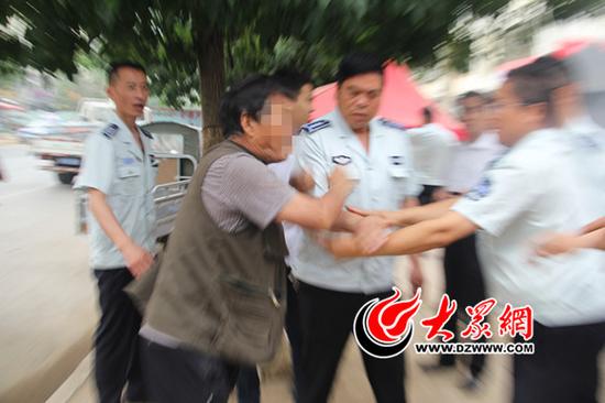 男子數次打了城管人員耳光
