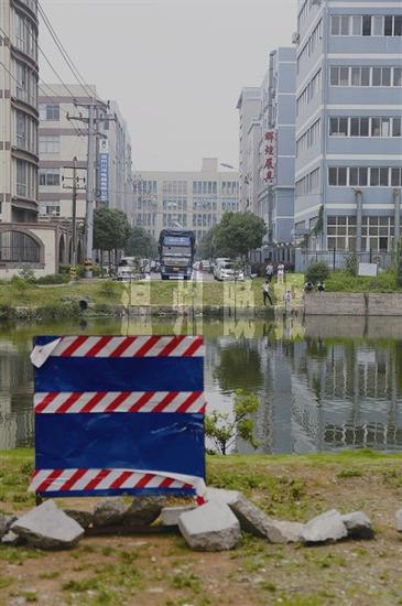 温州1道路导航显示畅通却突现小河 1男子开进