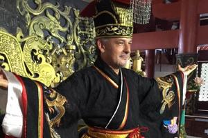 球星巴乔现身横店扮秦王：喜欢张艺谋