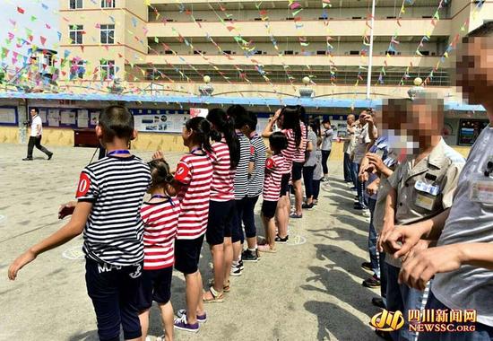 服刑人员正在跟孩子做亲子互动游戏