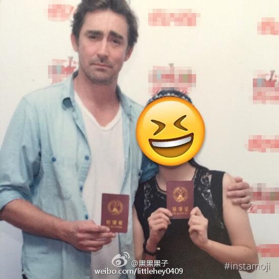 李佩斯与女粉丝手持结婚证合影