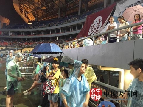 在看台避雨的歌迷