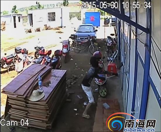 蒙面男子进工地打砸现场。南国都市报记者王小畅翻拍