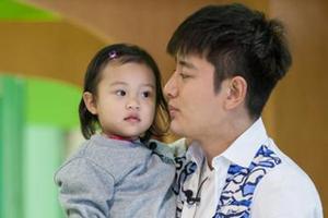 贾乃亮戴红领巾助力公益 接甜馨进组过6.1