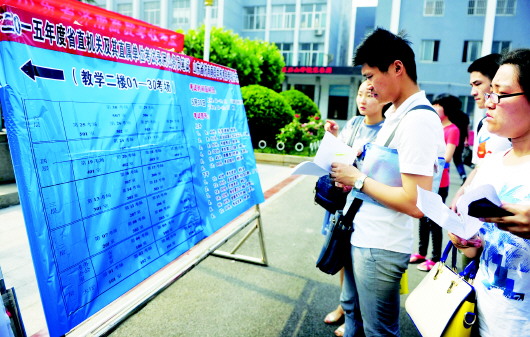 □大众报业记者　王　媛　报道　　5月30日,在济南商贸学校考点,考生们正在查看考场分布。