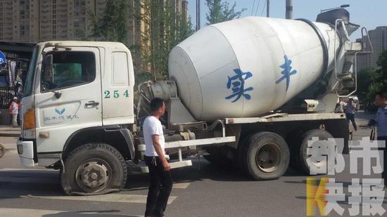 夫妻倆騎電動(dòng)車(chē)遇橫禍