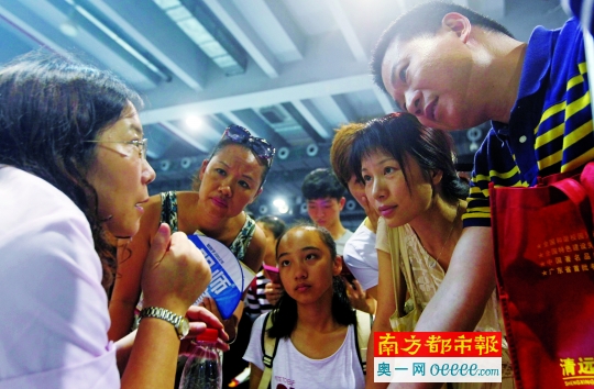 　　昨天，广州市招办在琶洲举行大型高中招生咨询会，6万多名家长和学生前往现场咨询。 南都记者 冯宙锋 摄
